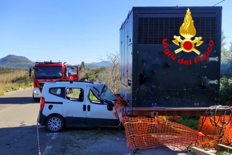 Si schianta contro un macchinario a bordo strada: in ospedale il conducente