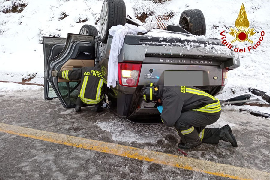 Paura sulla 389. Perde il controllo della Range Rover, sbanda e si ribalta: ferito un 70enne