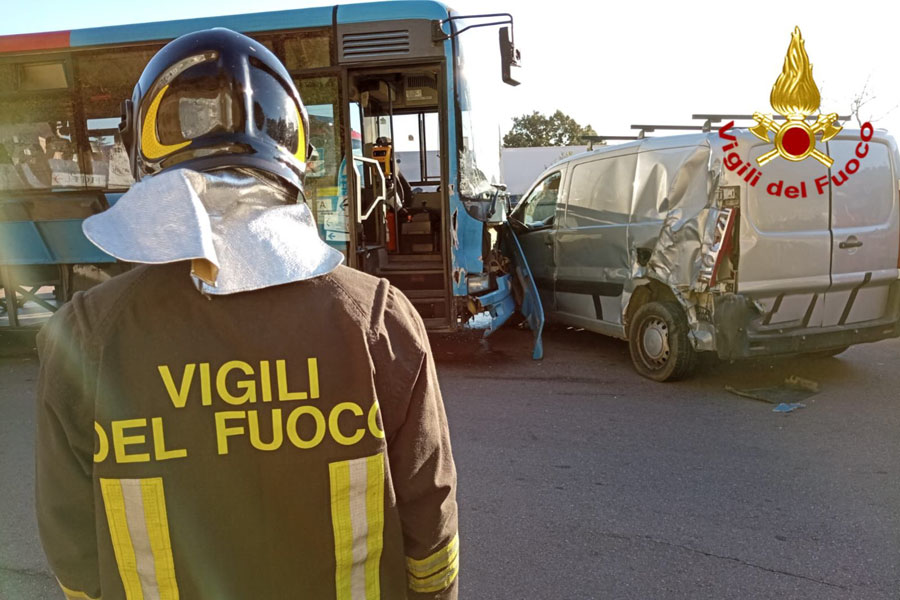 Tragedia sfiorata a Lanusei. Si rompono i freni e un pullman ARST si schianta contro un furgone