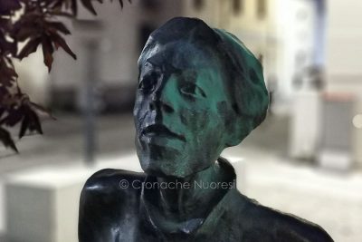 La statua di Grazia Deledda imbrattata di vernice (foto S.Novellu)