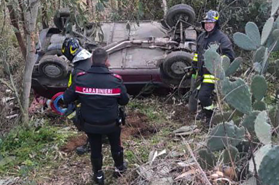 Perdono il controllo della Panda e si ribaltano in una scarpata: marito e moglie in ospedale