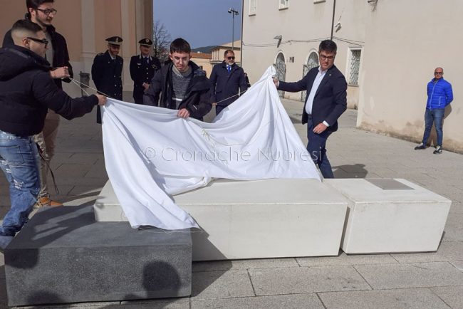 L'inaugurazione dell'installazione dedicata a Grazia Deledda (foto Nieddu)