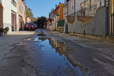 Perdita d'acqua in via Marco Polo (foto S.Novellu)