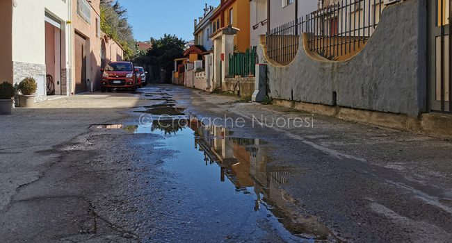 Perdita d'acqua in via Marco Polo (foto S.Novellu)