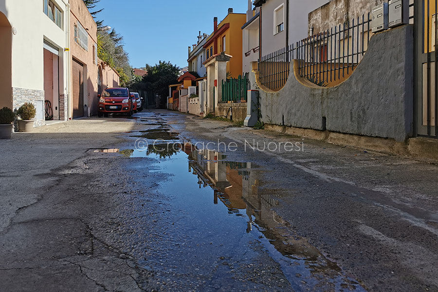 Nuoro. Sei famiglie senz’acqua in via Siniscola e una grossa perdita in via Marco Polo: ma Abbanoa tace