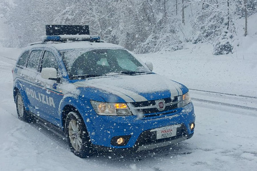Nevica nella Sardegna centrale (anche a Siniscola): Polizia stradale e mezzi spargisale in azione