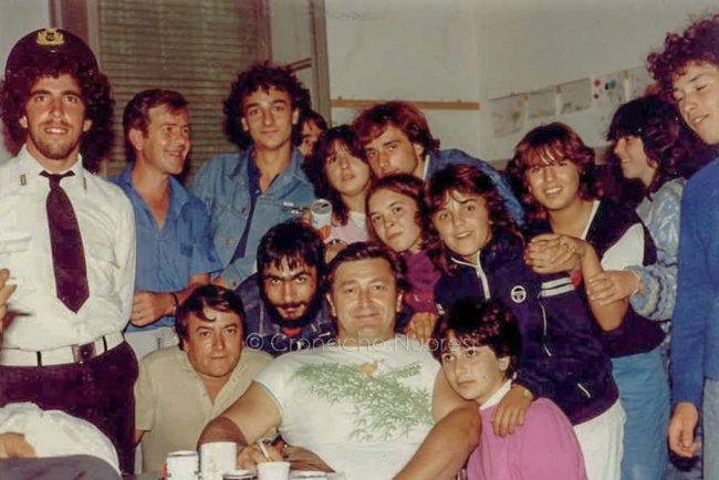 Un gruppo do fans di Pierangelo Bertoli in occasione del concerto a Tonara