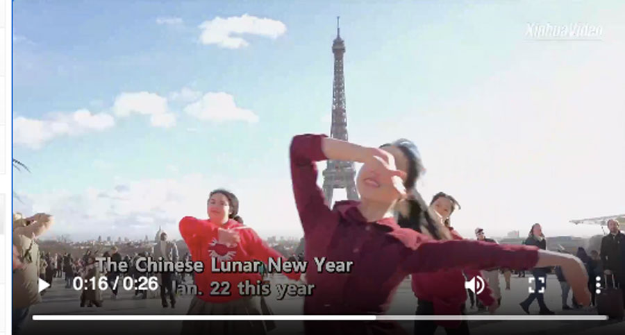Francia: Parigi, flash mob di studenti cinesi davanti a Torre Eiffel