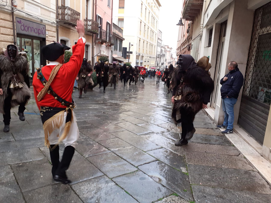 Le maschere tradizionali tra piogge e nebbia concludono con successo il Carrasecare Nugoresu