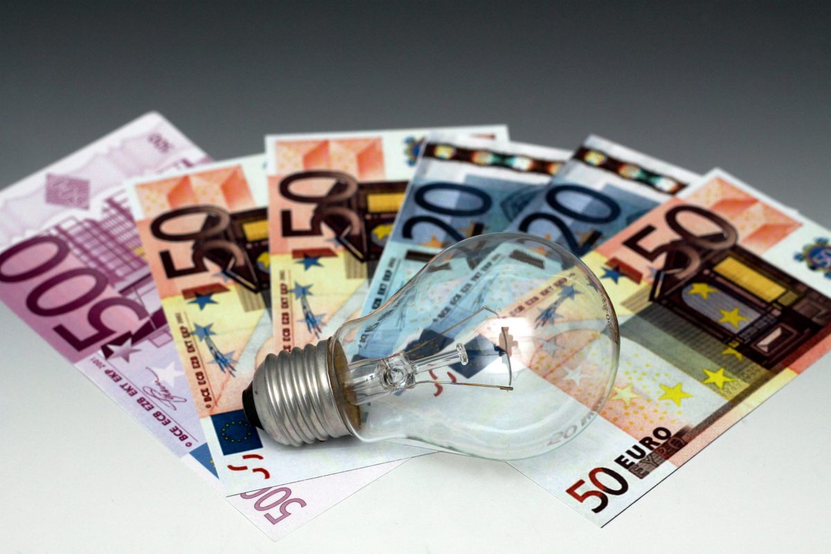 Scende il prezzo dell’elettricità, -55,3% nel secondo trimestre 2023