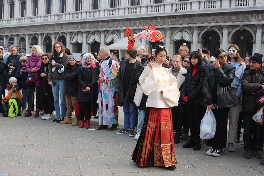 Venezia: l’abito tradizionale cinese Hanfu debutta al Carnevale