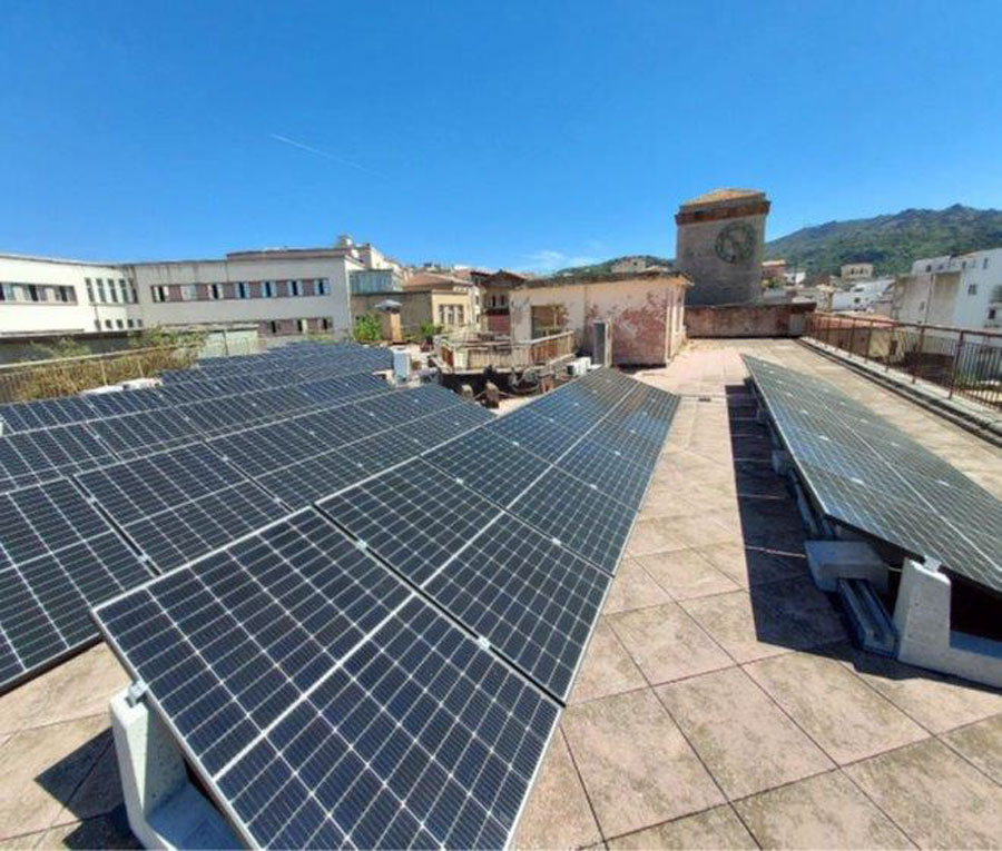 L’energia pulita arriva negli uffici postali a Nuoro: installato il primo impianto fotovoltaico nella sede di piazza Crispi