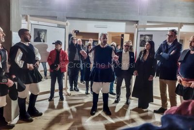 I Cantori di Via Majore alla mostra di Roberto Ziranu (foto Nieddu)