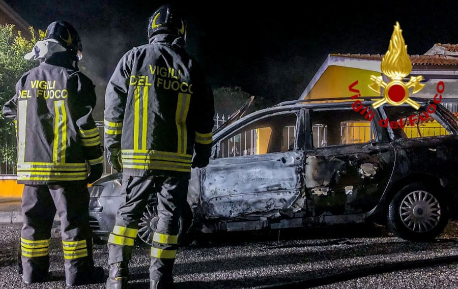 Notte di fuoco ad Abbasanta: in fiamme una station wagon