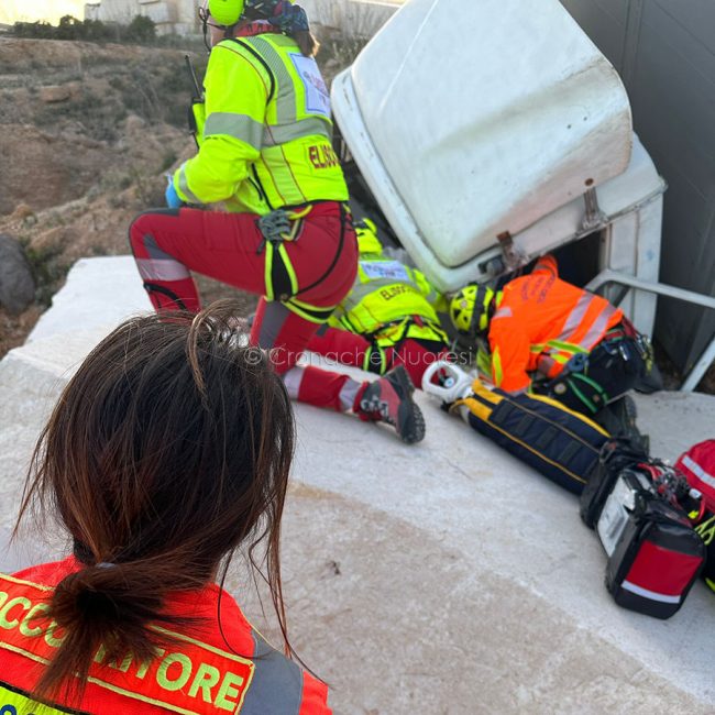 I soccorritori sula scena dell'incidente a Orosei