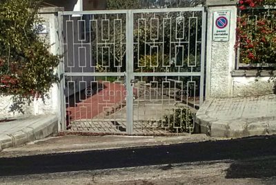 Il cartello di Passo carrabile apposto oggi
