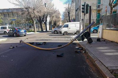 Il semaforo abbattuto dal-vento in via Toscana