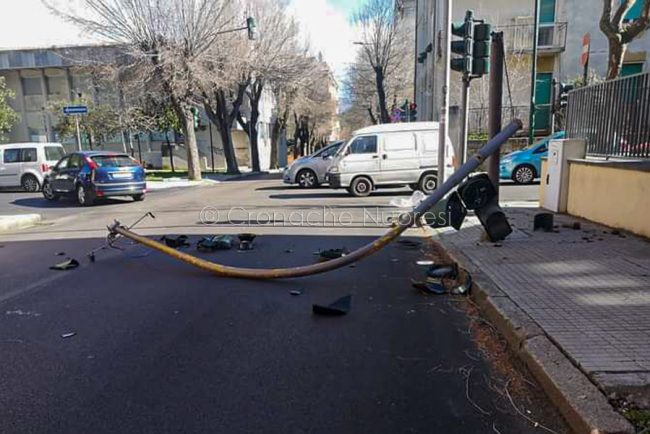 Il semaforo abbattuto dal-vento in via Toscana