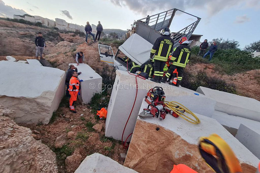 Orosei. Perde il controllo del camion, precipita in una scarpata e si schianta contro un blocco di marmo: grave un 83enne