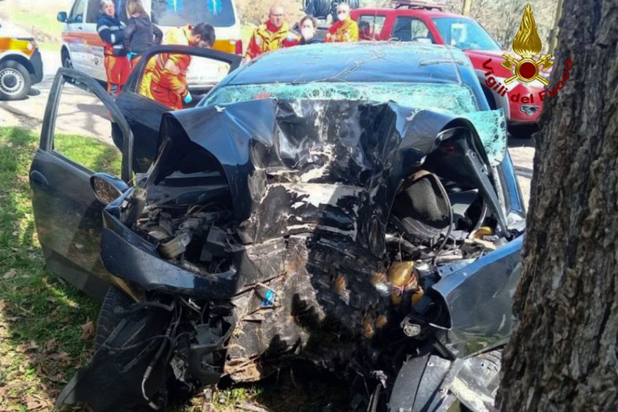 Perde il controllo dell’auto e si schianta contro un albero a San Cosimo: morto un 46enne di Orune