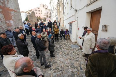 Nuoro, l'incontro con Pau davanti alla casa natale di Sebastiano Satta (foto S.Novellu)