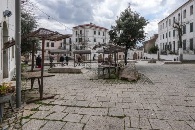 Piazza Satta e, oltre le baracche, Casa Satta (foto S.Novellu)