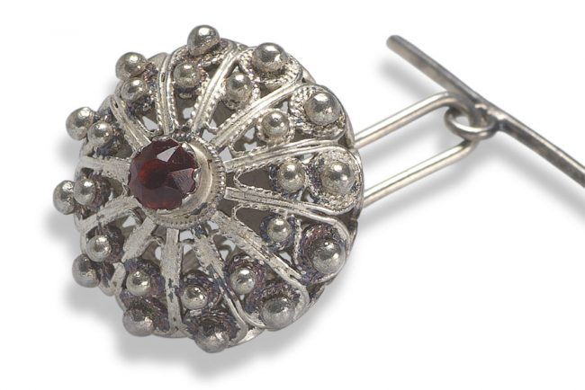 Un bottone d'argento delle collezioni ISRE