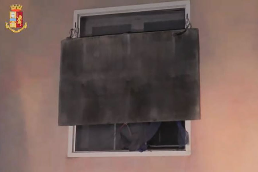 Maltrattava e teneva la compagna segregata in casa: 45enne arrestato – VIDEO