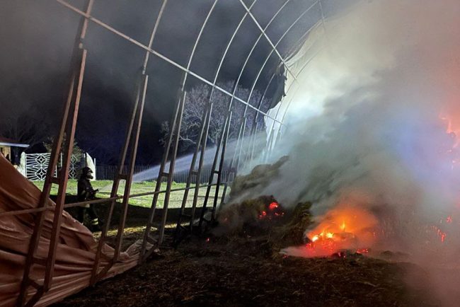 Uno dei capannoni andati a fuoco a Fonni