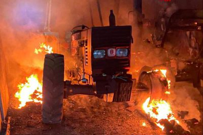 Uno dei mezzi andati a fuoco a Fonni