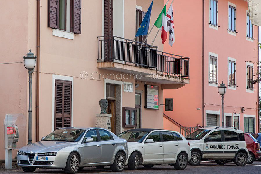 Frase sessista sui social per il calo delle nascite: è bufera sul sindaco di Tonara