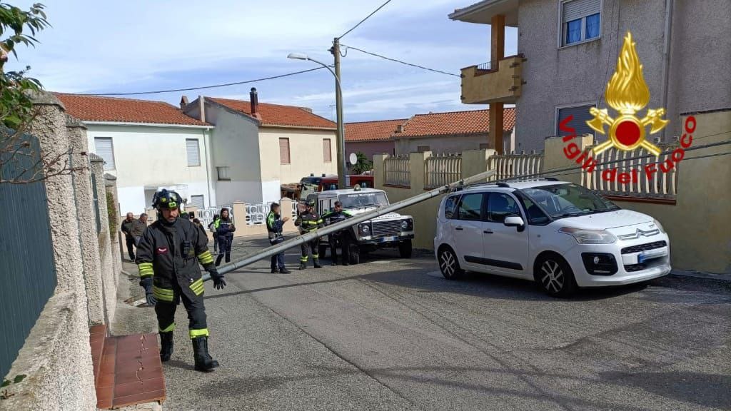 Il forte vento sferza il Nuorese: oltre 90 gli interventi eseguiti dai Vigili del Fuoco