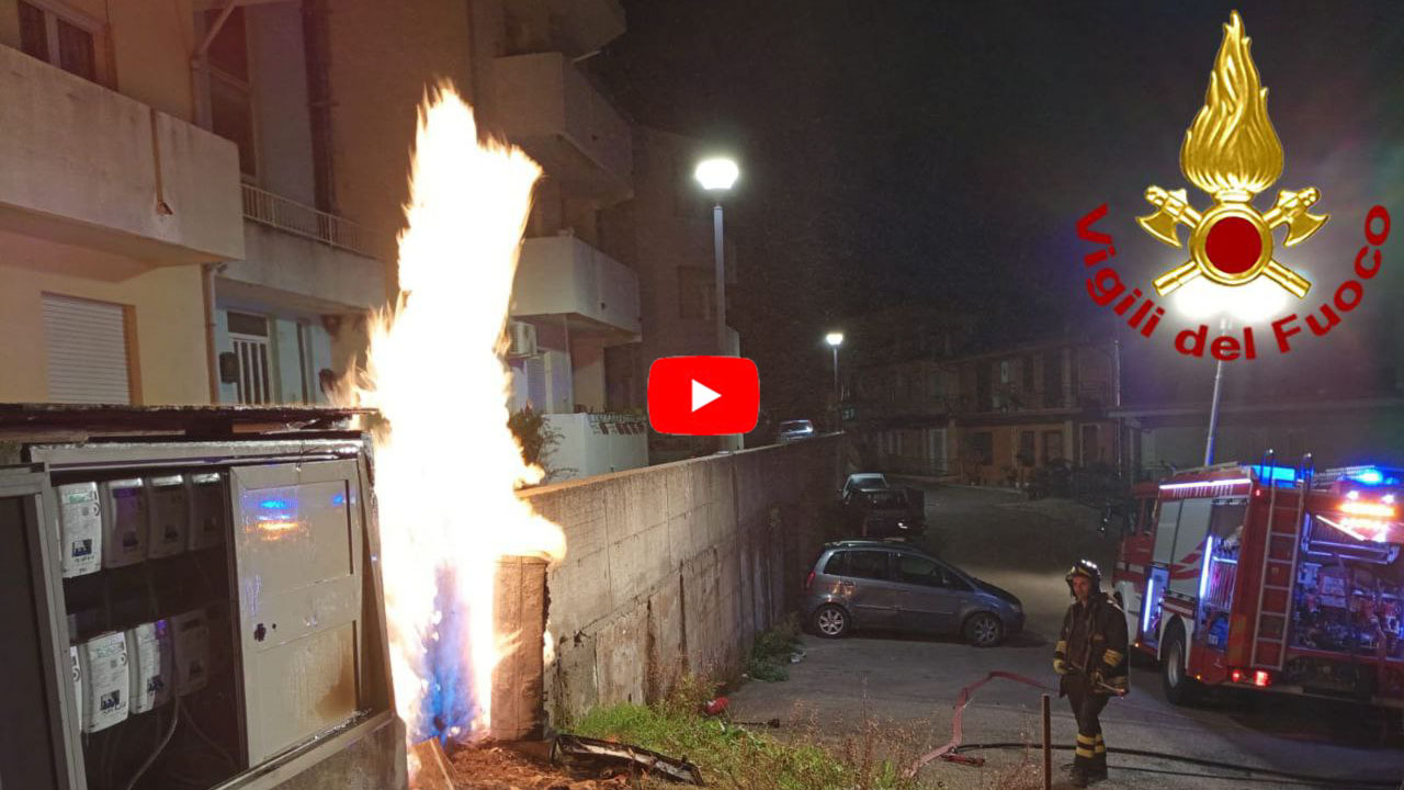 A fuoco una colonnina del gas della rete cittadina: evacuate le abitazioni circostanti – VIDEO