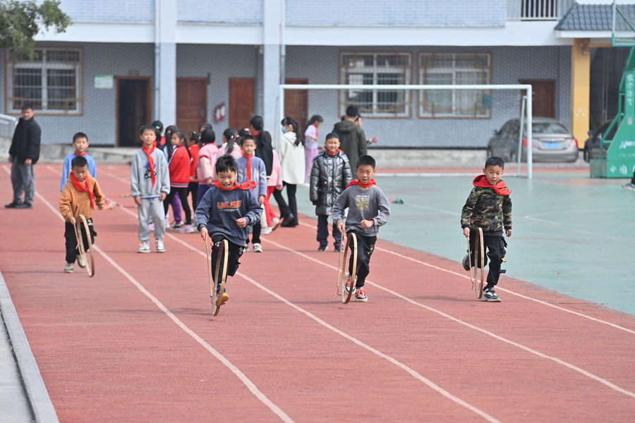 Cina: attività extracurriculari in una scuola di Wuzhou