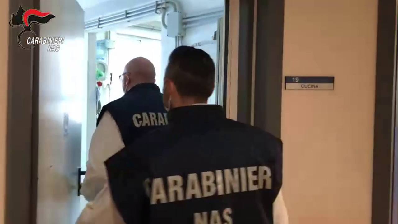 Escrementi e blatte in mense ospedaliere: 5 sanzioni anche a Sassari e Nuoro