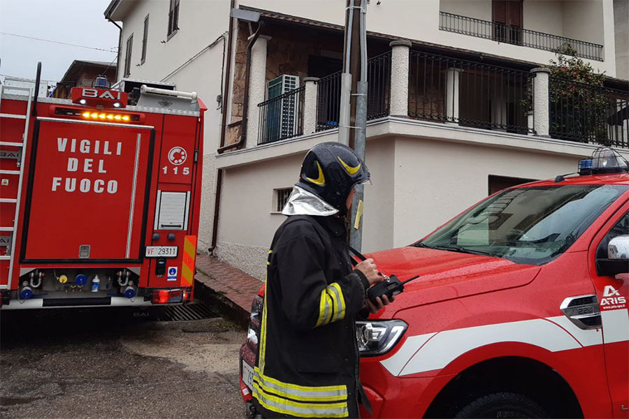 Prende fuoco il termo camino: intossicati dal fumo un anziano e la figlia