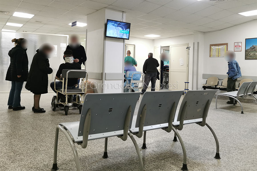 Nuoro. L’odissea di una malata cronica: “Buttata in barella per 9 ore, mi hanno dato i referti di un settantenne”