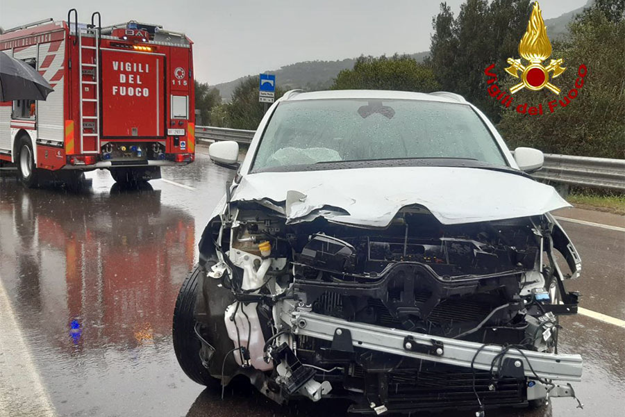 Perde il controllo della propria Renault Espace e si schianta contro il guard rail: ferito un 42enne