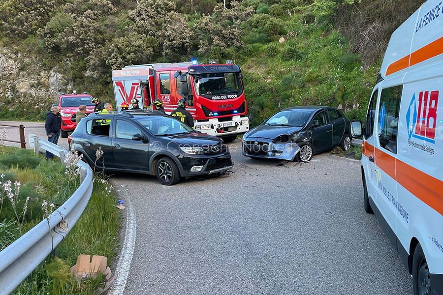 Scontro frontale tra due auto: 4 persone finiscono in ospedale