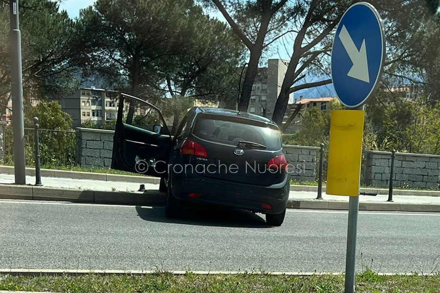 Nuoro. Perde il controllo dell’auto e si schianta a due passi dalla rotonda di via Mannironi