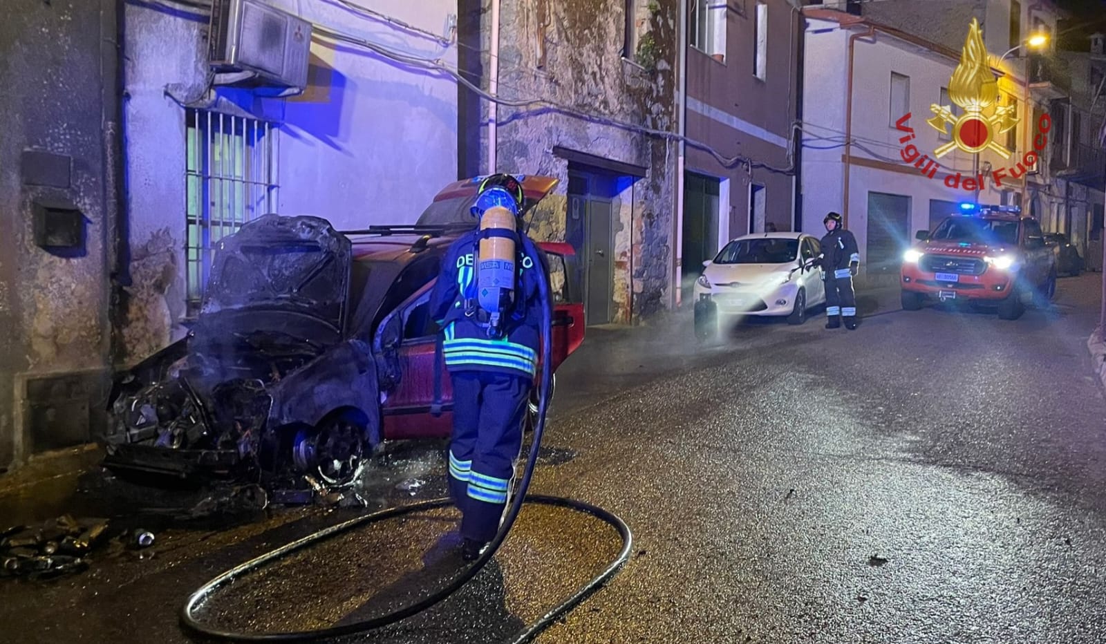 Tragedia sfiorata a Burgos. In fiamme un’auto: al suo interno era riposta una bombola GPL