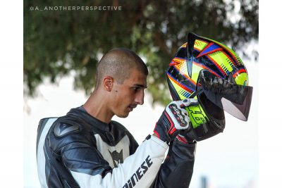 Un ritratto di Stefano Mansi in tenuta da motociclista