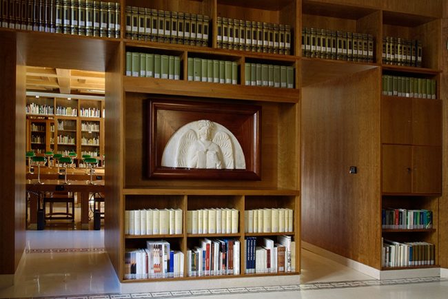 Una delle sale della biblioteca dell'ISRE a Nuoro