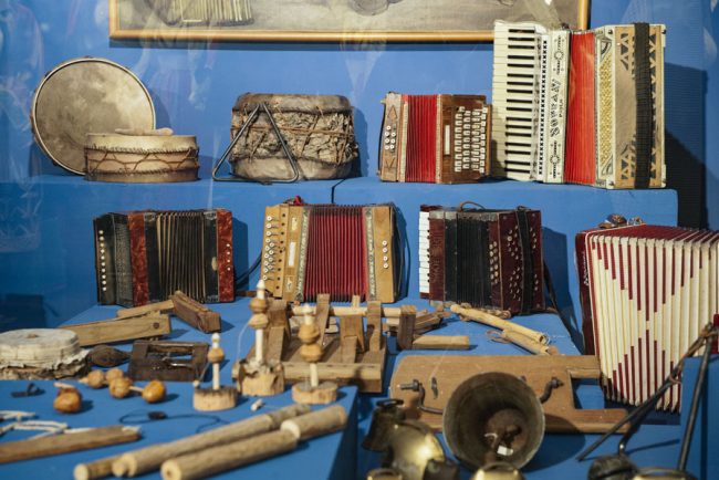 Una parte della raccolta di strumenti musicali dell'ISRE