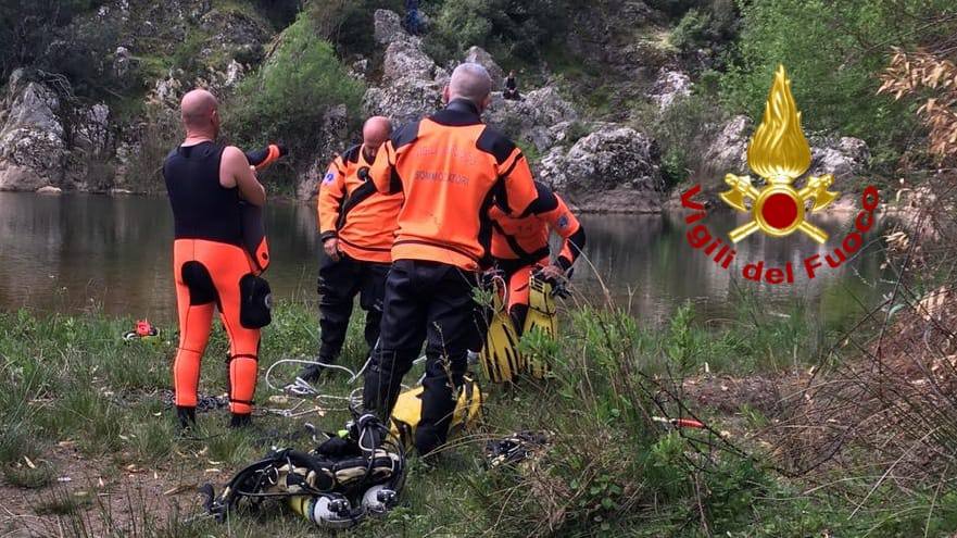 Vigili del fuoco e sommozzatori alla ricerca di un disperso in territorio di Escalaplano