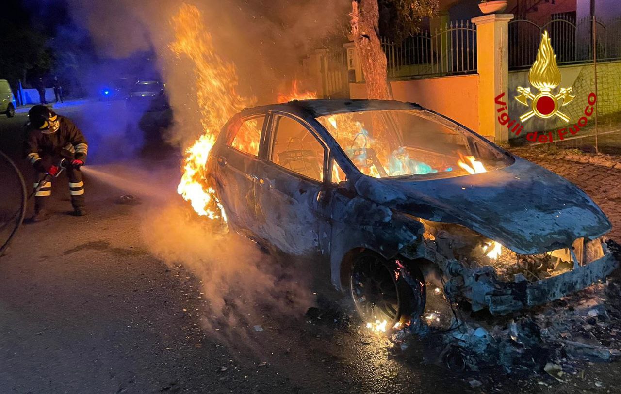 Attentato incendiario a Siniscola: alle fiamme l’auto di un noto avvocato