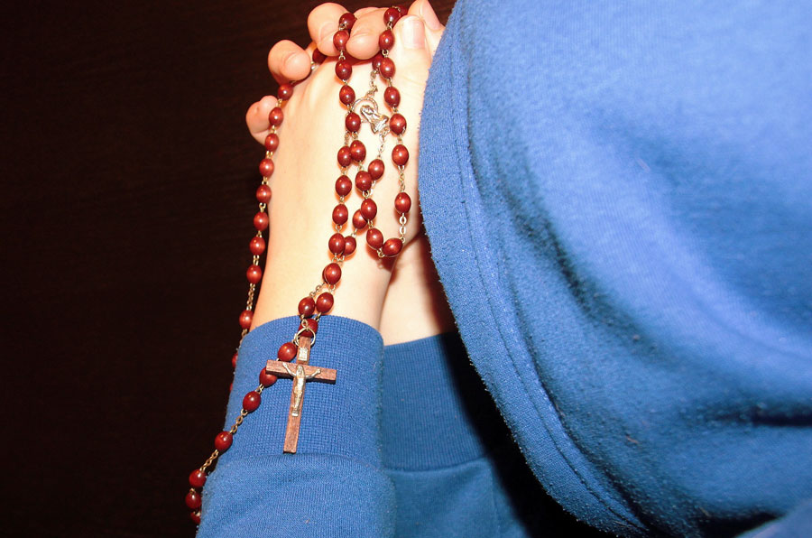 Preghiere e rosario in classe. Per la maestra sospesa il Ministro alla Pubblica Istruzione invia tre ispettori