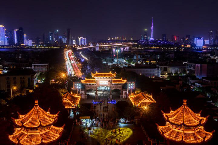 Cina: spettacolo di luci nel parco di Huanghelou a Wuhan