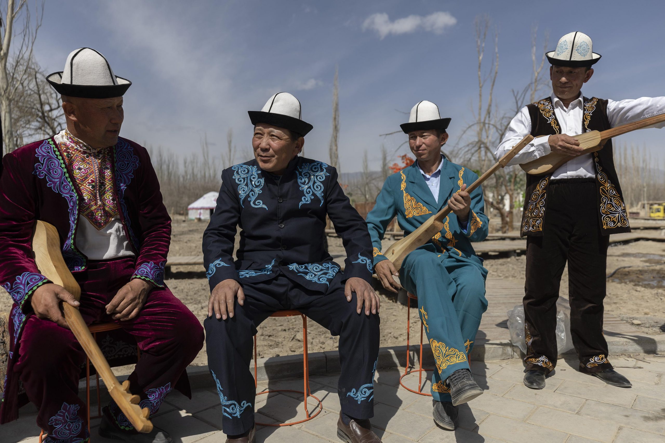 Cina: Xinjiang, artista dell’epopea chirghisa del Manas