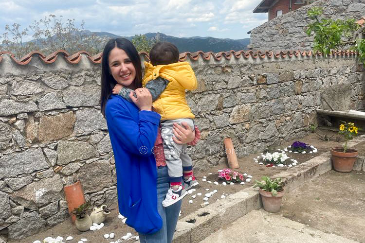 “Festa della mamma”: Antonella Deligia mamma e direttrice delle poste di Ollolai